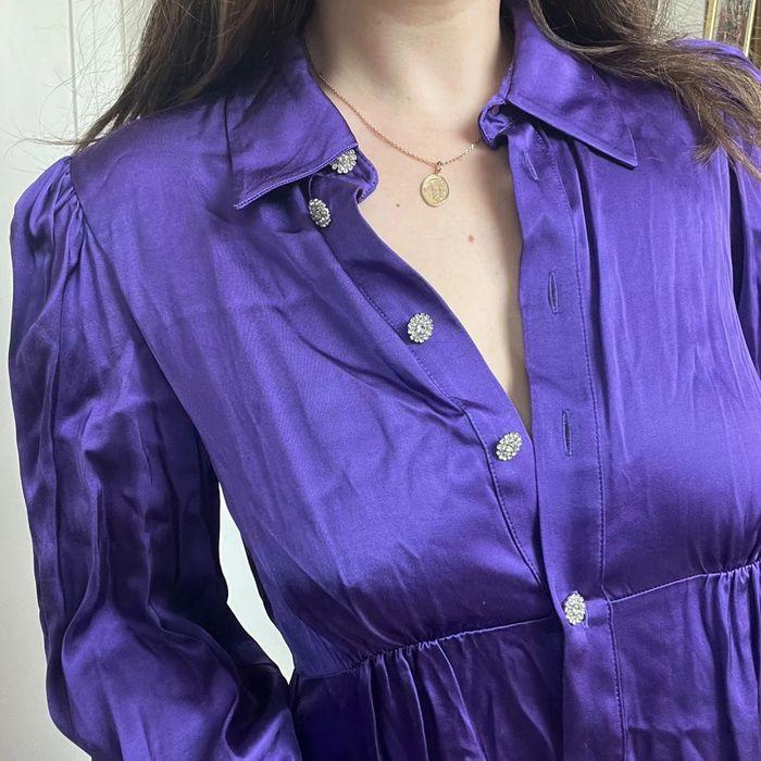 Robe Zara taille M en satin violet et boutons strass bijoux - photo numéro 3