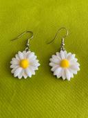 Jolies boucles d’oreilles pendantes fleur marguerite blanche en résine et acier inoxydable argenté