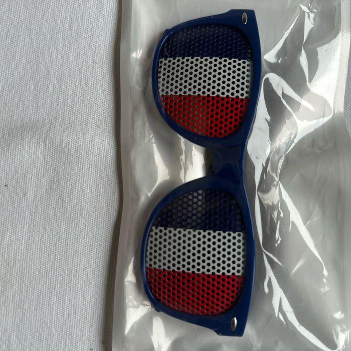 Lot numéro 1, lunette, maquillage, et drapeau pour le foot. - photo numéro 3