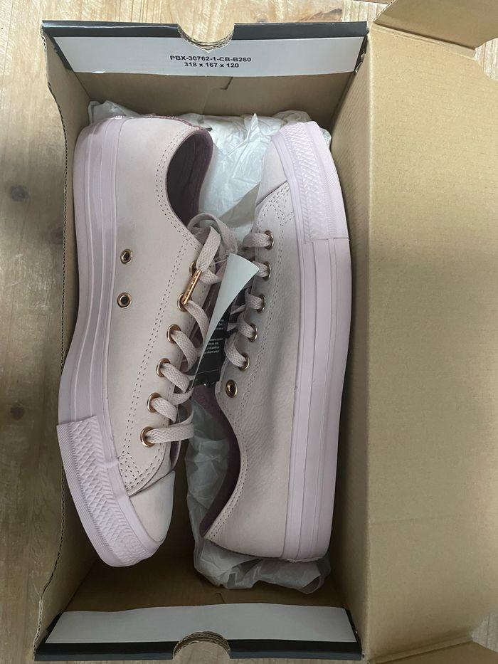 Converses roses en cuir suede taille 40 neuve avec étiquette et boîte - photo numéro 10