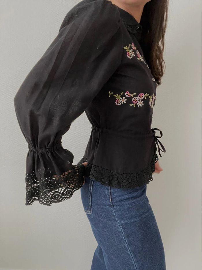 Blouse noire à broderie florale et dentelle - photo numéro 16