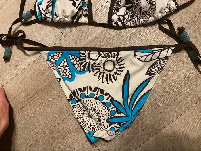 Superbe bikini à motifs bleu marron et blanc - photo numéro 6