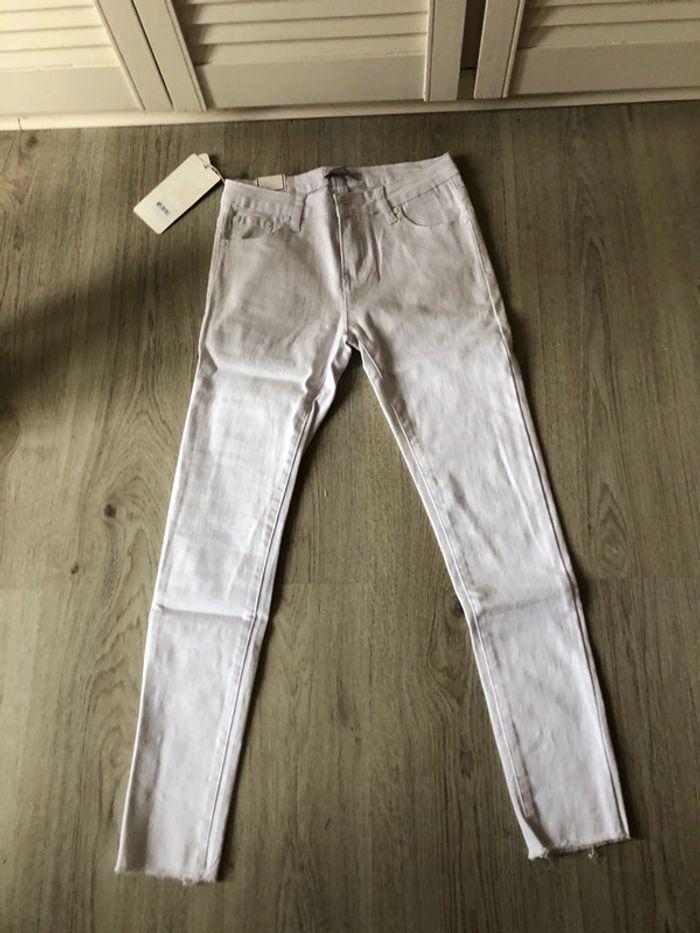 Pantalon blanc bords effilochés . Neuf! - photo numéro 1