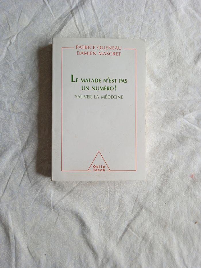 Livre " le malade n'est pas un numéro" - photo numéro 1