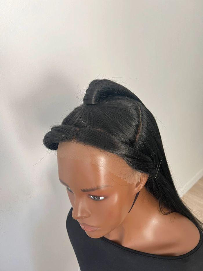 Perruque noire lisse lace front avec chignon - photo numéro 9