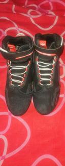 Chaussures moto rouge et noire