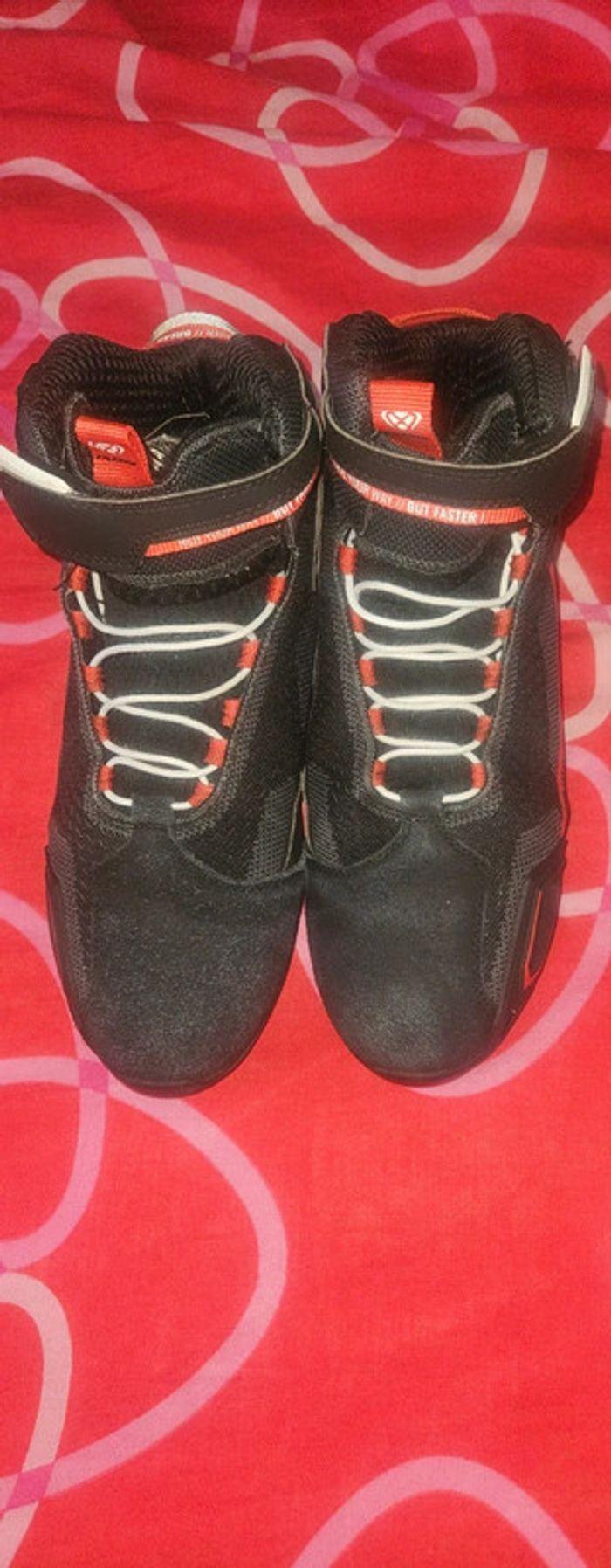 Chaussures moto rouge et noire - photo numéro 1