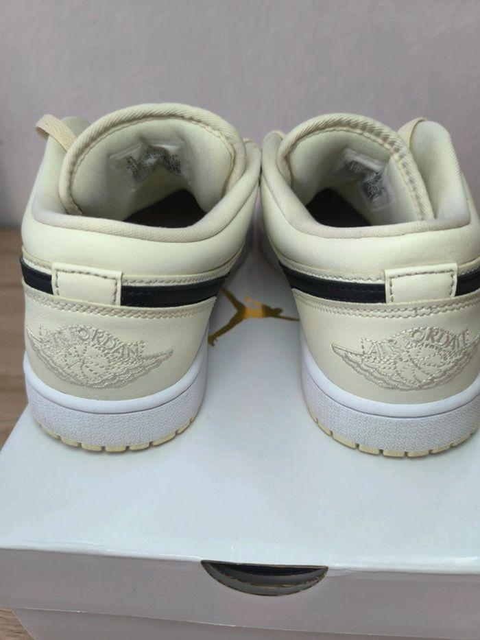 Baskets Jordan one low coconut milk pointure 40 porté deux fois avec boîte d'origine - photo numéro 7