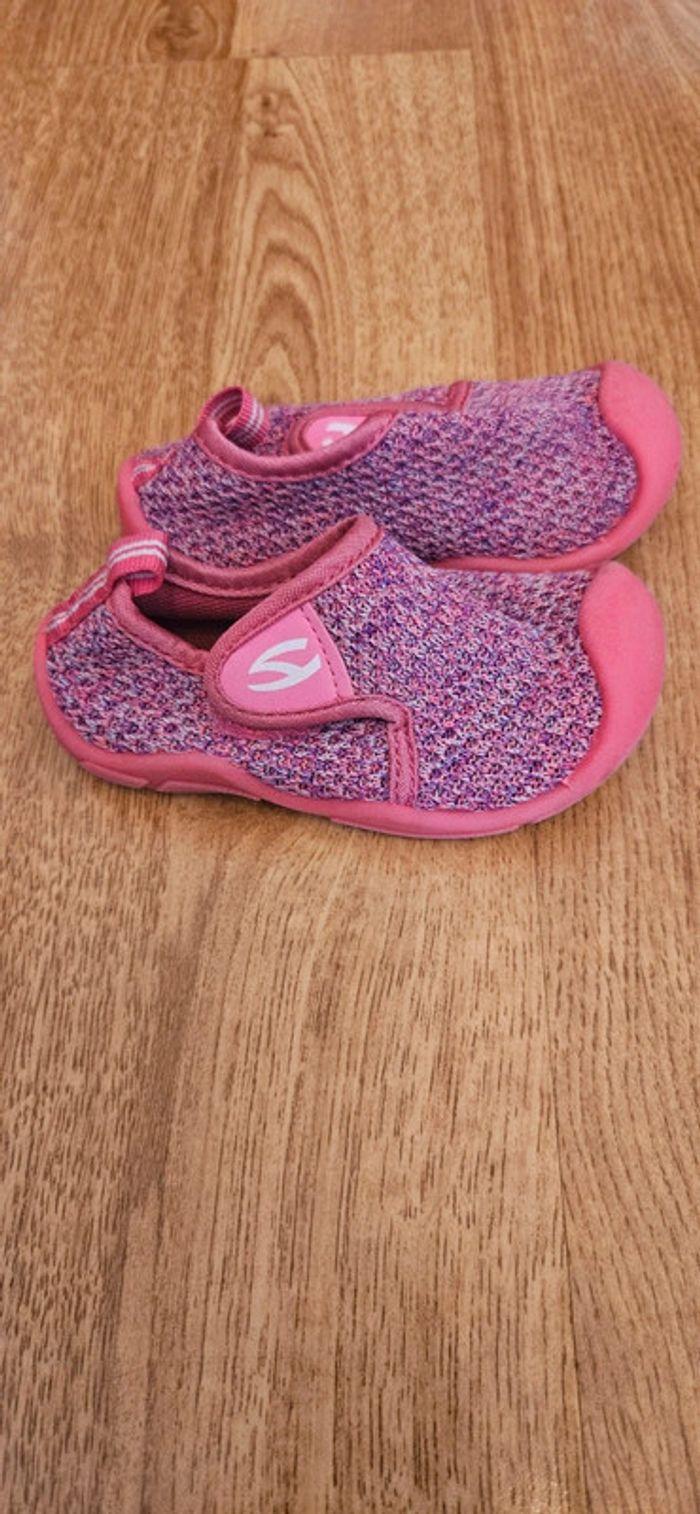 Chaussons filles taille 23 quasi neufs, antidérapants - photo numéro 1