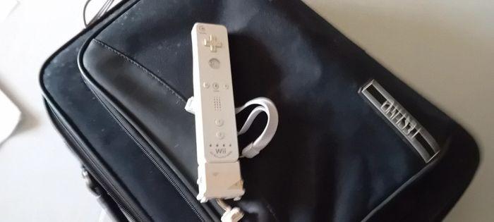 Wii avec jeux et accessoires - photo numéro 2