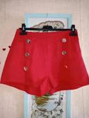 short rouge avec de jolis boutons fermeture invisible derrière taille M de chez Shein