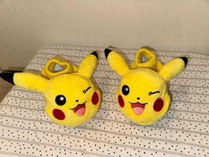 Chaussons pikachu taille 25 ! - photo numéro 1