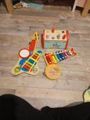 Lot de différents instruments musiques en bois bebe