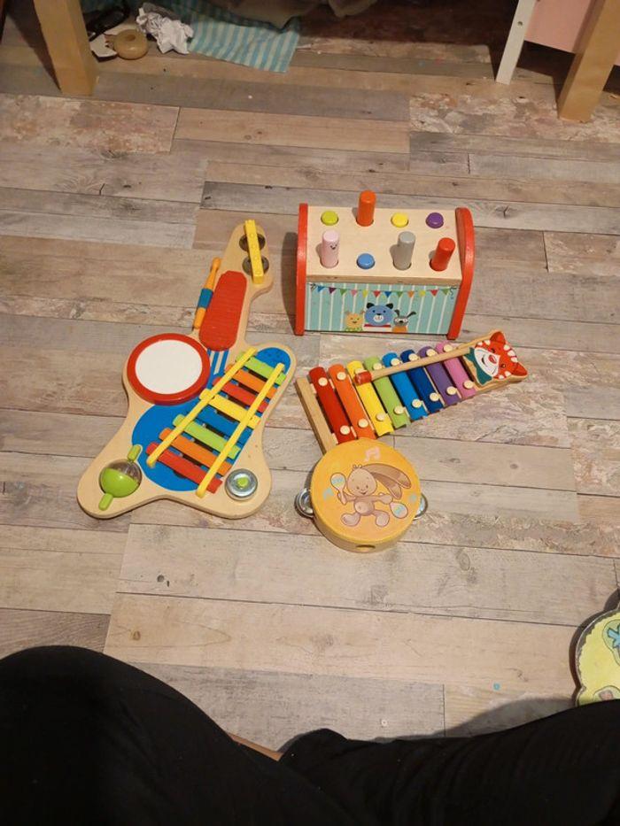 Lot de différents instruments musiques en bois bebe - photo numéro 1