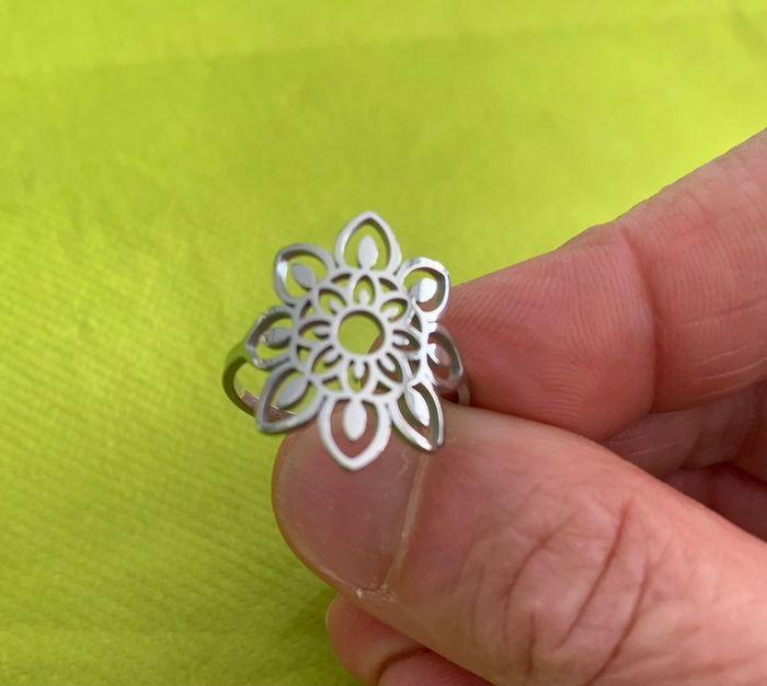 Très jolie bague fleur de lotus en acier inoxydable argenté - photo numéro 1