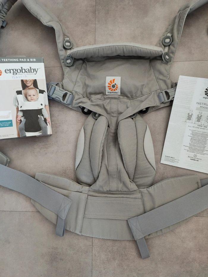 Porte bébé Omni 360 Ergobaby+ bavoir - photo numéro 1