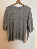 Pull gris avec des perles