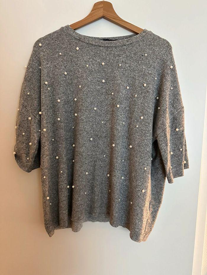 Pull gris avec des perles - photo numéro 1