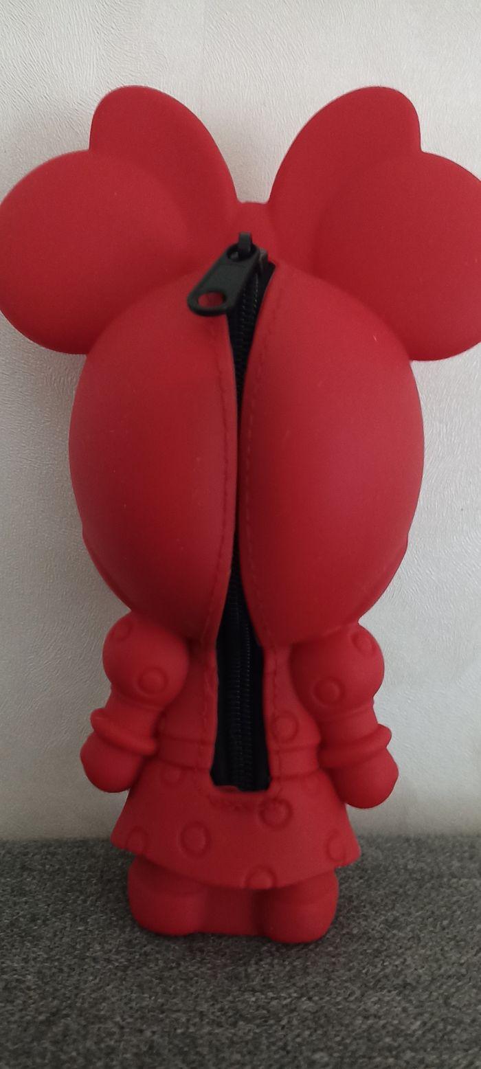 Trousse Minnie Disney en silicone rouge. Parfait état et propre - photo numéro 3