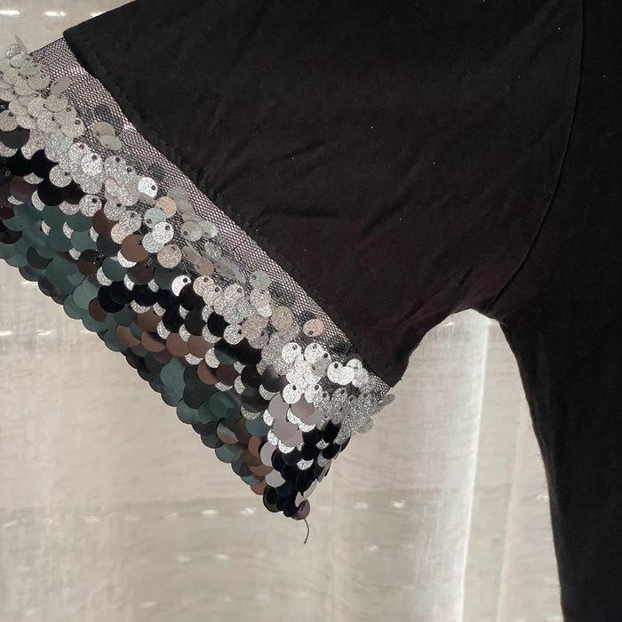 T-shirt noir avec strass en bas et sur les bras - photo numéro 5