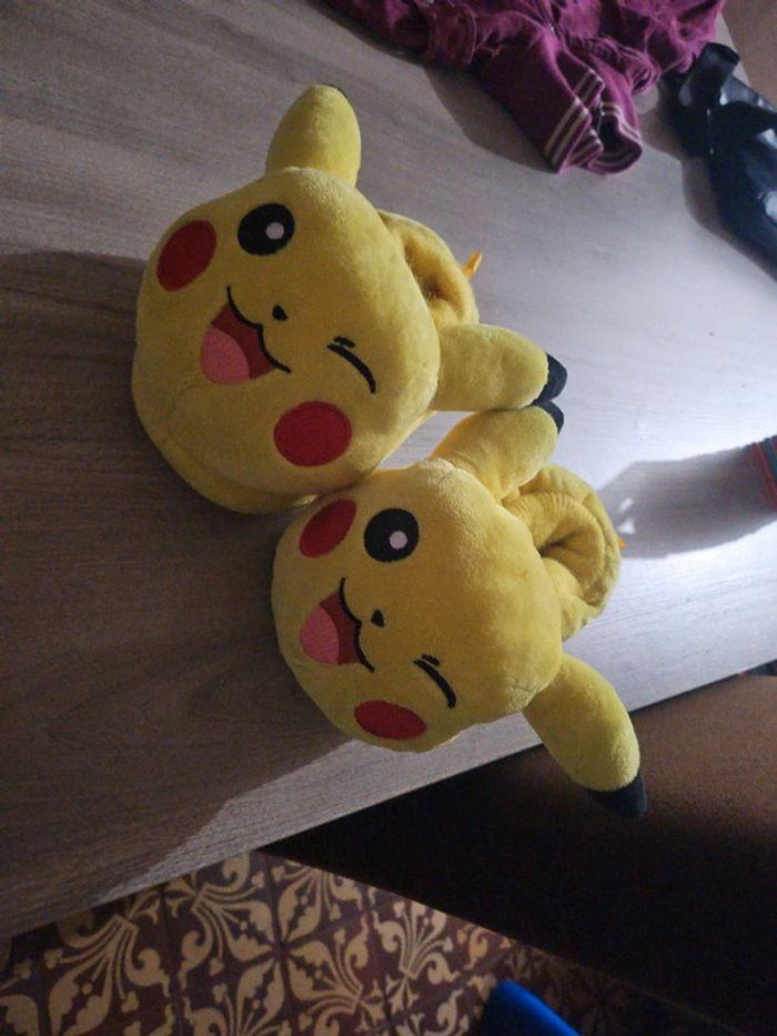 Pantoufles pikachu - photo numéro 1