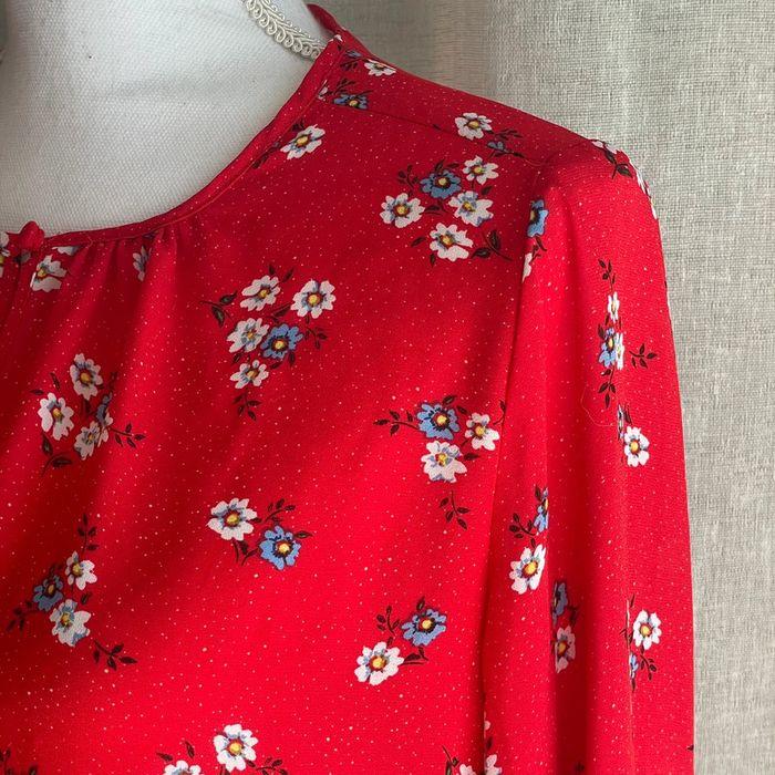 Blouse rouge avec fleurs - photo numéro 4