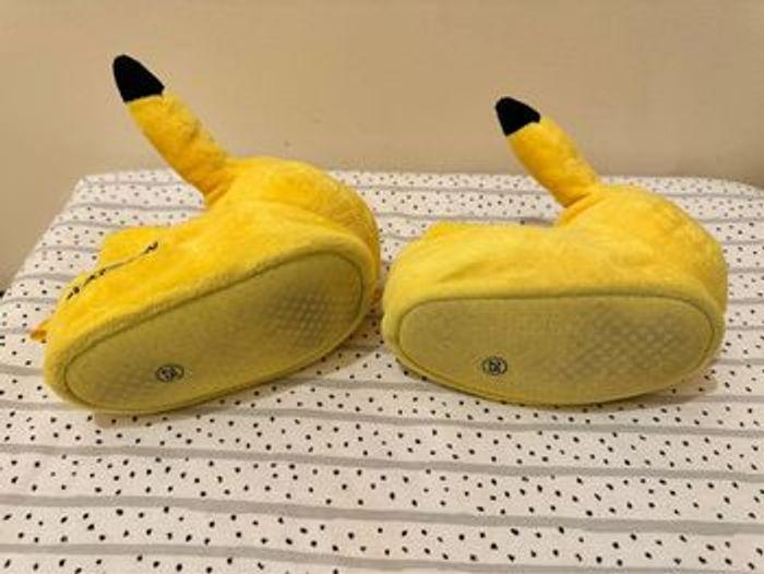 Chaussons pikachu taille 25 ! - photo numéro 3