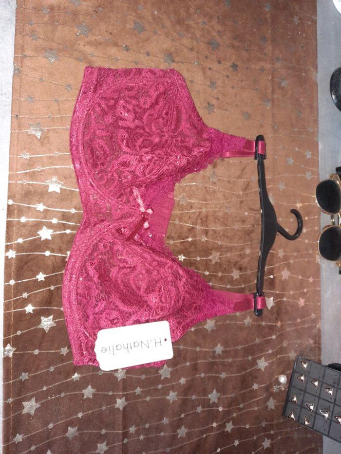 Soutien-gorge rouge bordeaux neuf - photo numéro 1