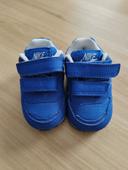 Basket Nike bleue taille 17