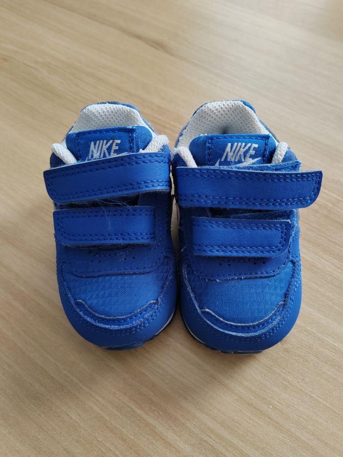 Basket Nike bleue taille 17 - photo numéro 1