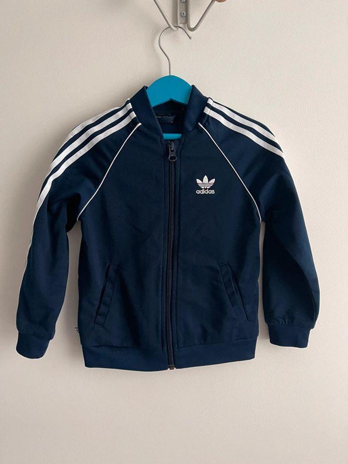 Ensemble Adidas Originals bleu marine avec bandes blanches et logo brodé taille 3/4 ans - photo numéro 2