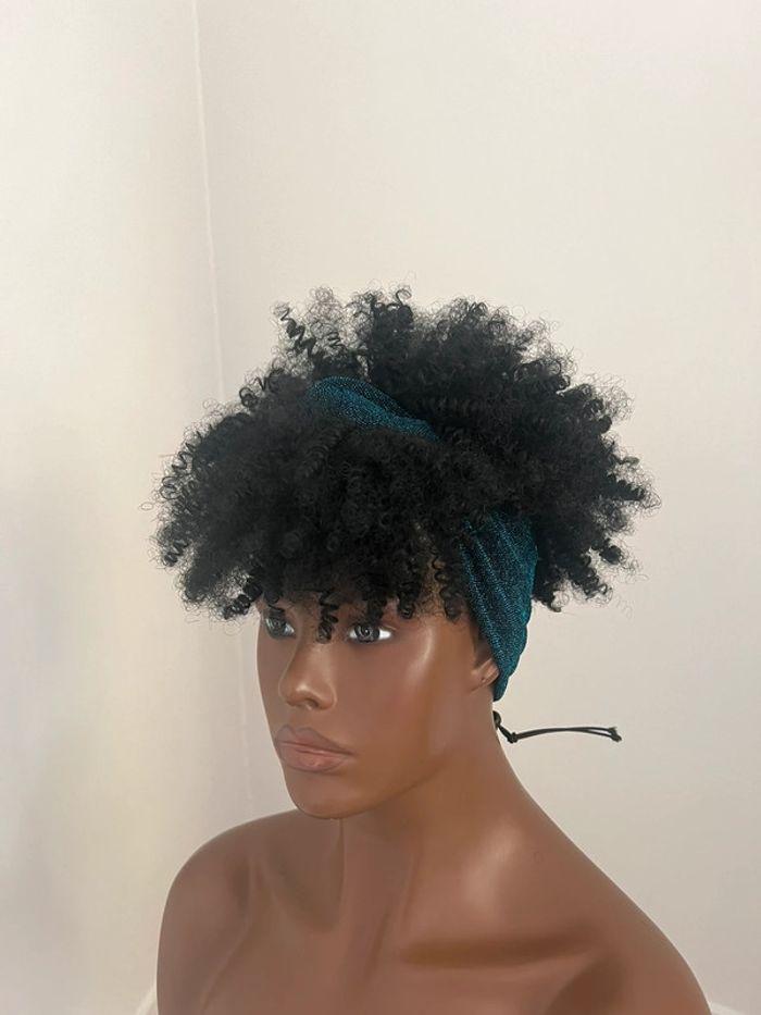 Perruque bandeau afro bouclée noire - photo numéro 2