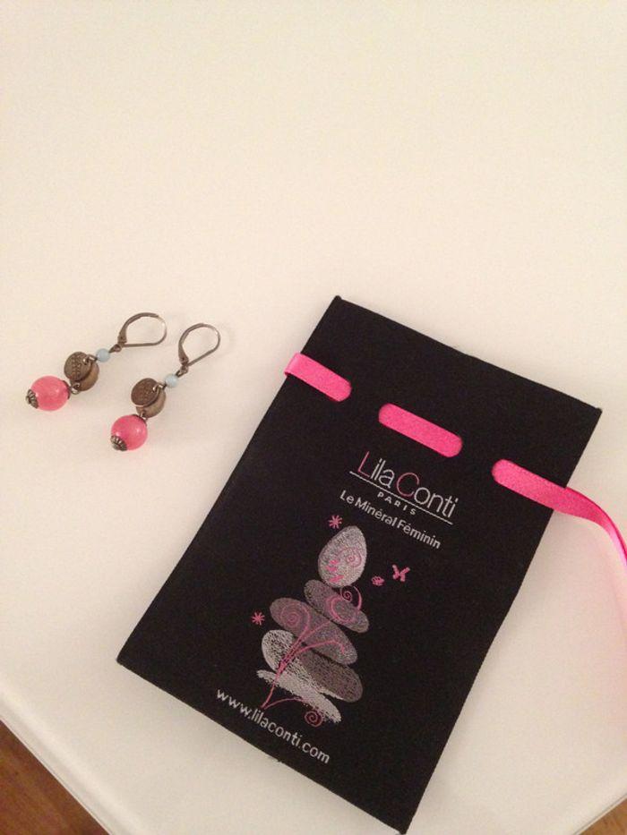 Paire de boucles d'oreilles Lila Conti, boules roses - photo numéro 3