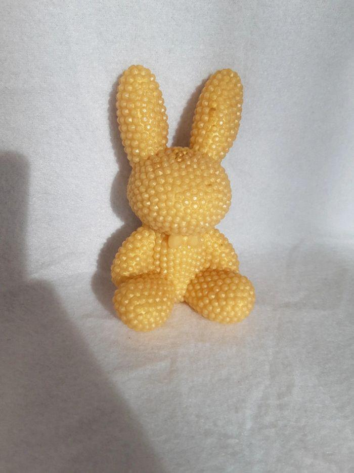 Figurine à poser lapin 3d en perles de résine dorée - photo numéro 1