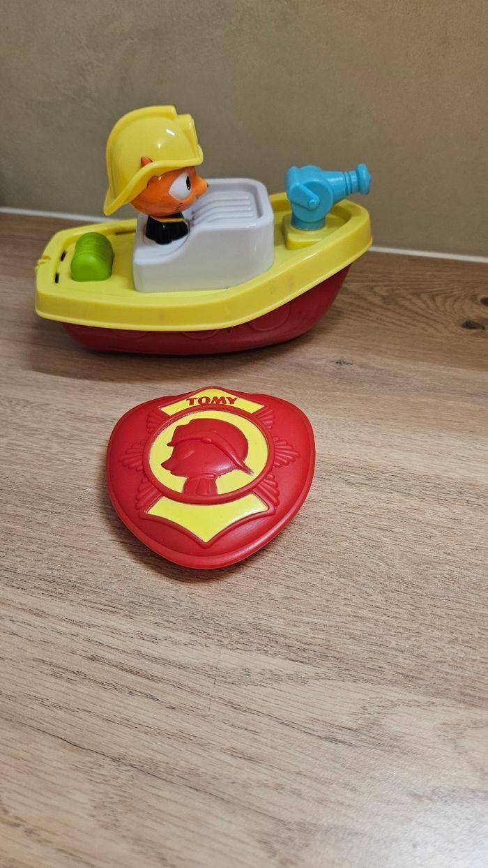 Mon bateau de pompiers Tut & Go Tomy - Jouet pour le bain - photo numéro 3