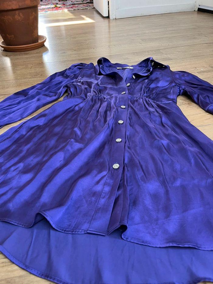 Robe Zara taille M en satin violet et boutons strass bijoux - photo numéro 7