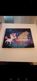 Livre au lit petite licorne