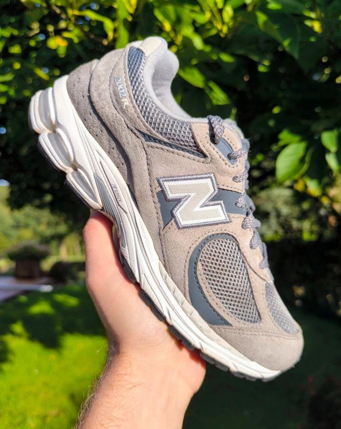 Baskets New Balance 2002r grises comme neuves pointure 38.5 - photo numéro 1