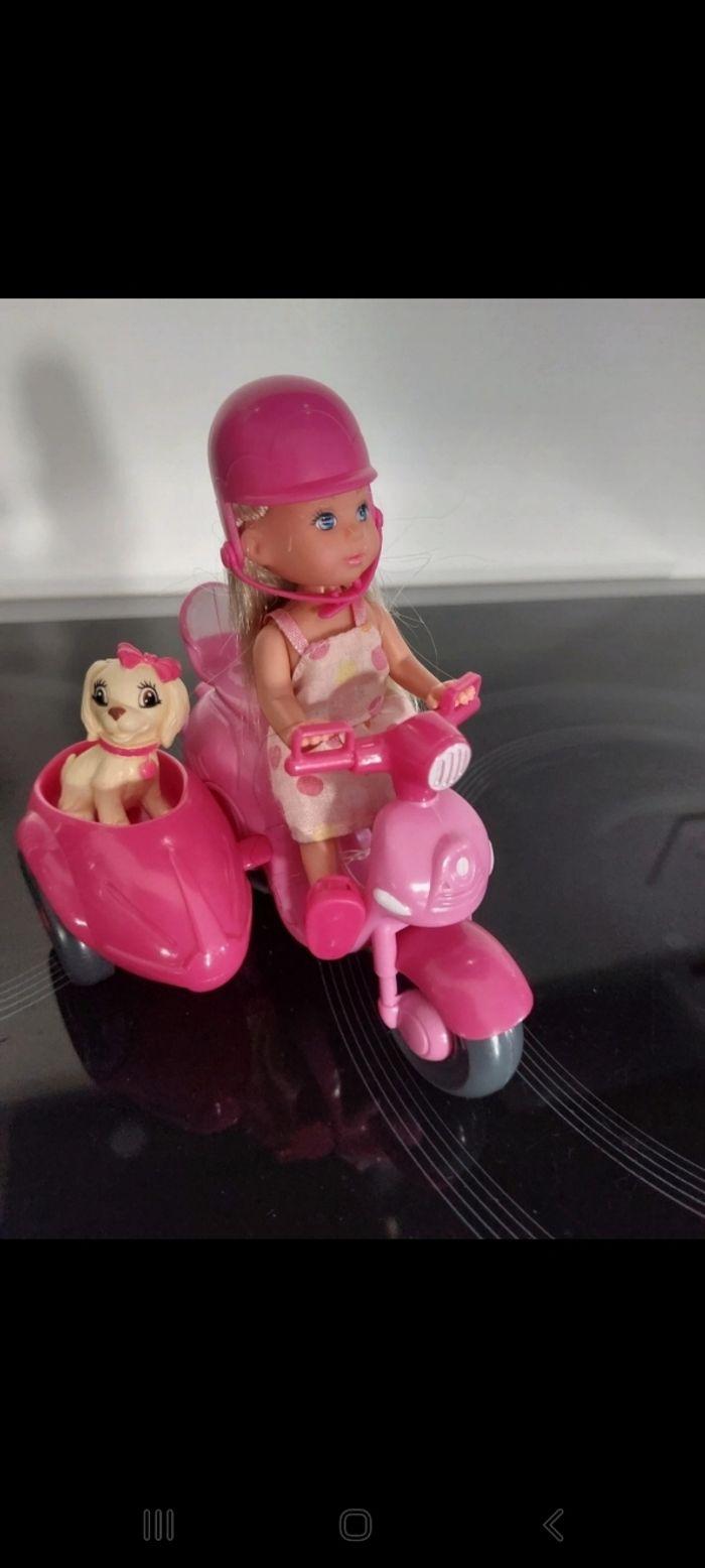 Barbie sur son  scooter