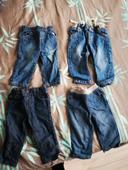 Lot de 4 jeans taille 9 mois.