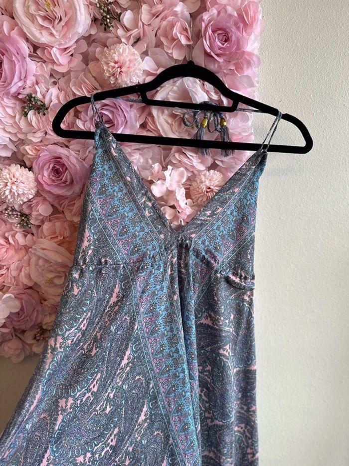 Robe estivale T.U bohème en soie avec des motifs floraux rose et bleu, dos nu. - photo numéro 5