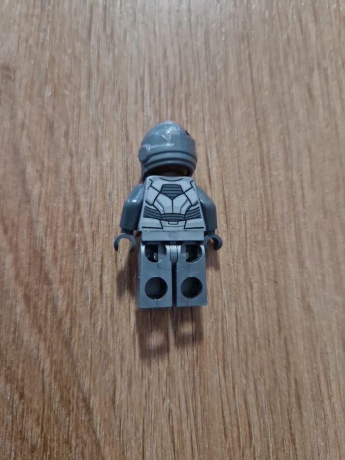 Figurine lego cyborg du set 76098 - photo numéro 2