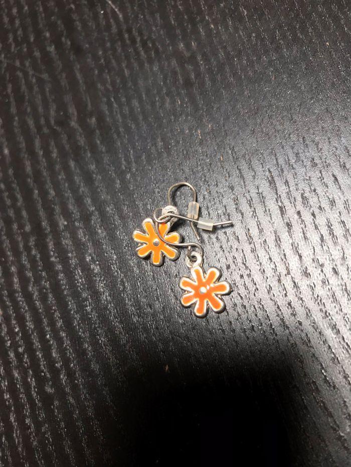 Boucles d’oreilles en argent et fleur orange - photo numéro 2