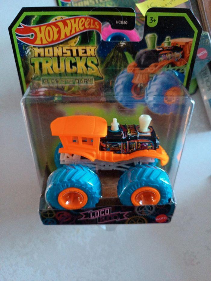 Monster truck hot Wheels Glow in the dark (phosphorescent) neuf 1/64 Loco Punk - photo numéro 2