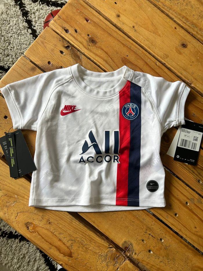 Maillot PSG Nike 6/9 mois avec étiquette - photo numéro 1