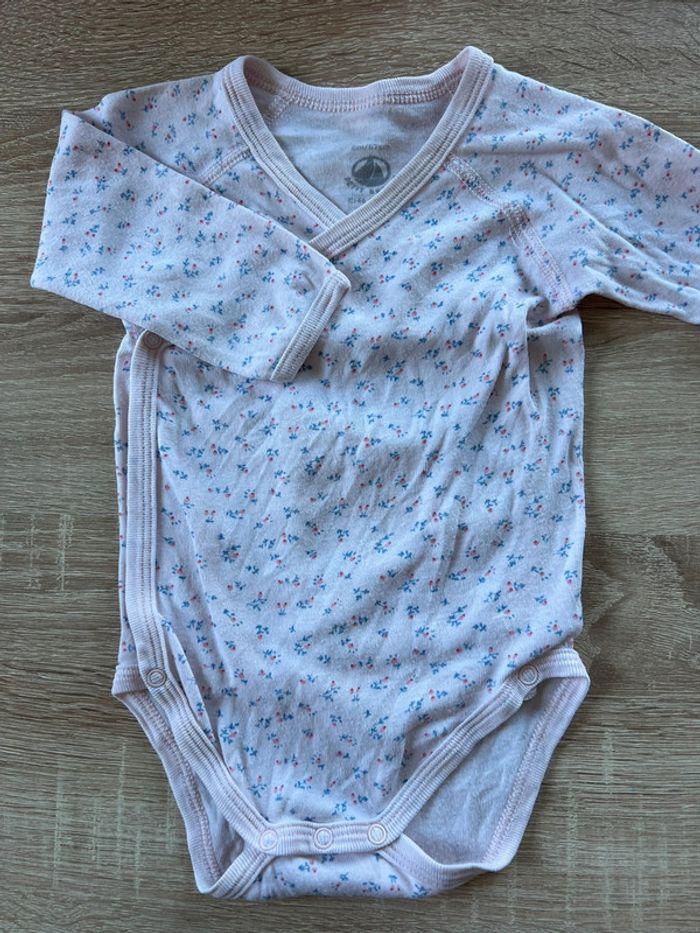 Joli body Petit Bateau rose à fleurs 6 mois BE - photo numéro 2