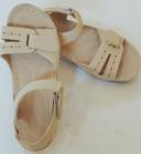 Jolie paires de sandales beige