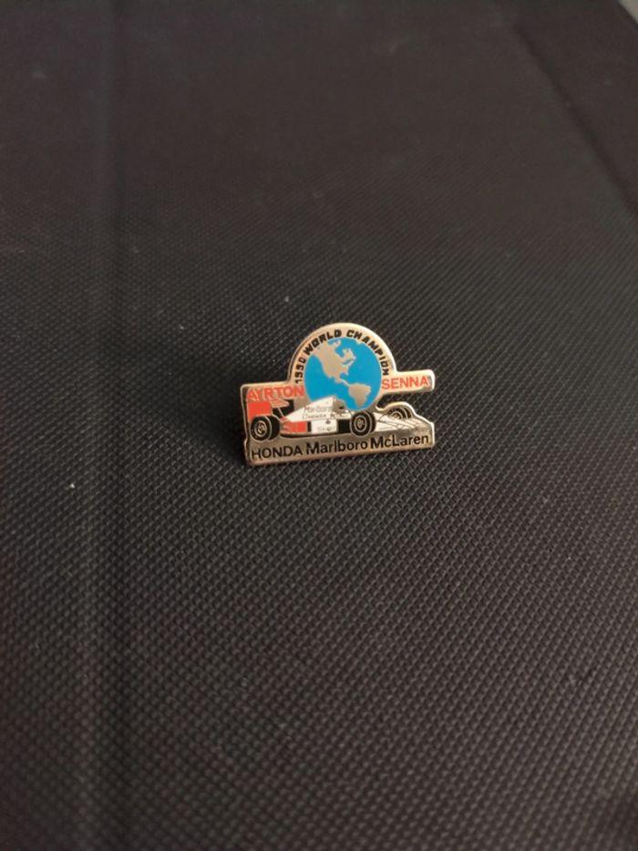 Pin's Ayrton Senna Marlboro honda Mc Laren F1 - photo numéro 1