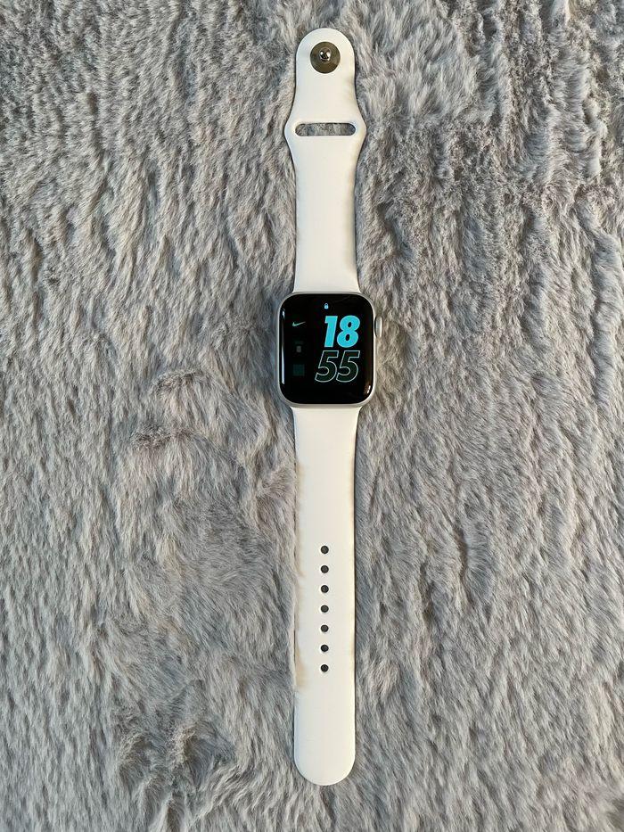 Apple Watch Series 4 40mm - photo numéro 1