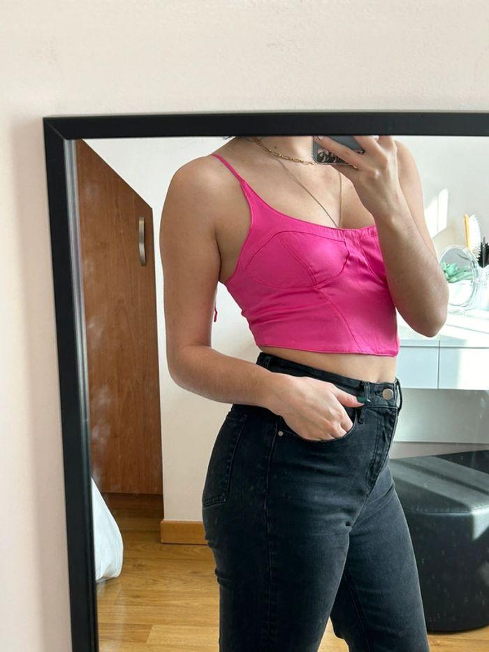 Crop top rose satin dos nu - photo numéro 4